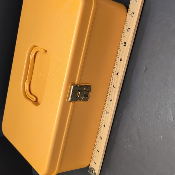 VGT,Wilson Wil-Hold Plastic Sewing Box in Mustard Yellow. - Picture 8 of 10